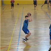 Entrenador de baloncesto apto para niños entre 4 y 13 años.
